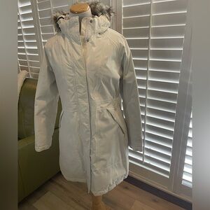 The North Face Women's White Arctic Parka w/ removable fur and hood-Size
Large